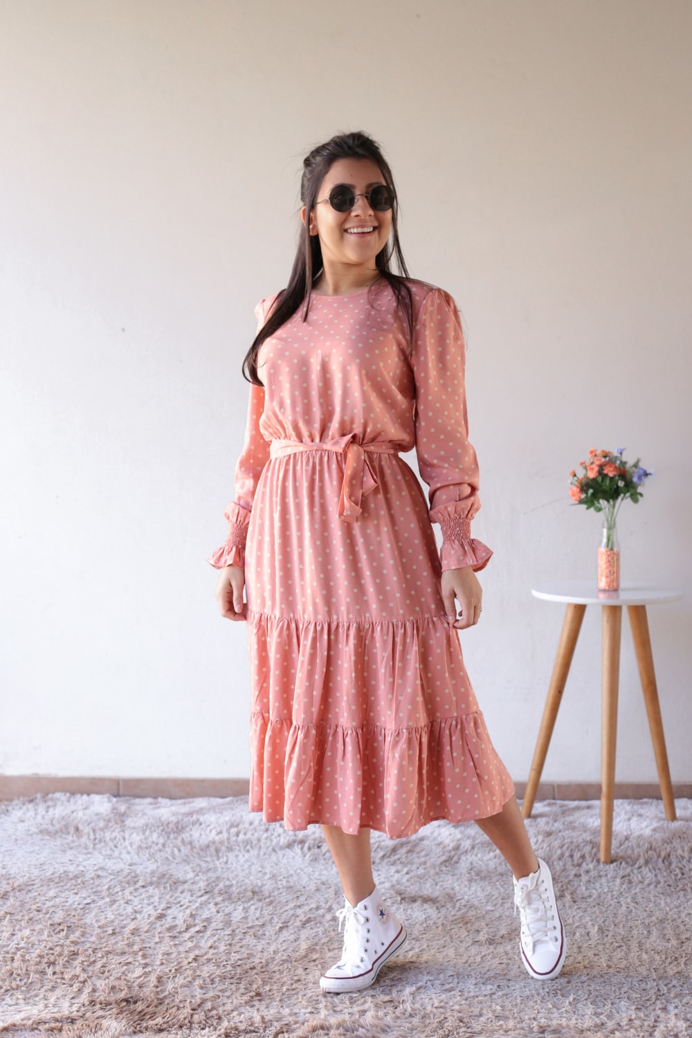 Vestido Midi Poá Coral em Áquila Tauheny Store | Moda Evangélica